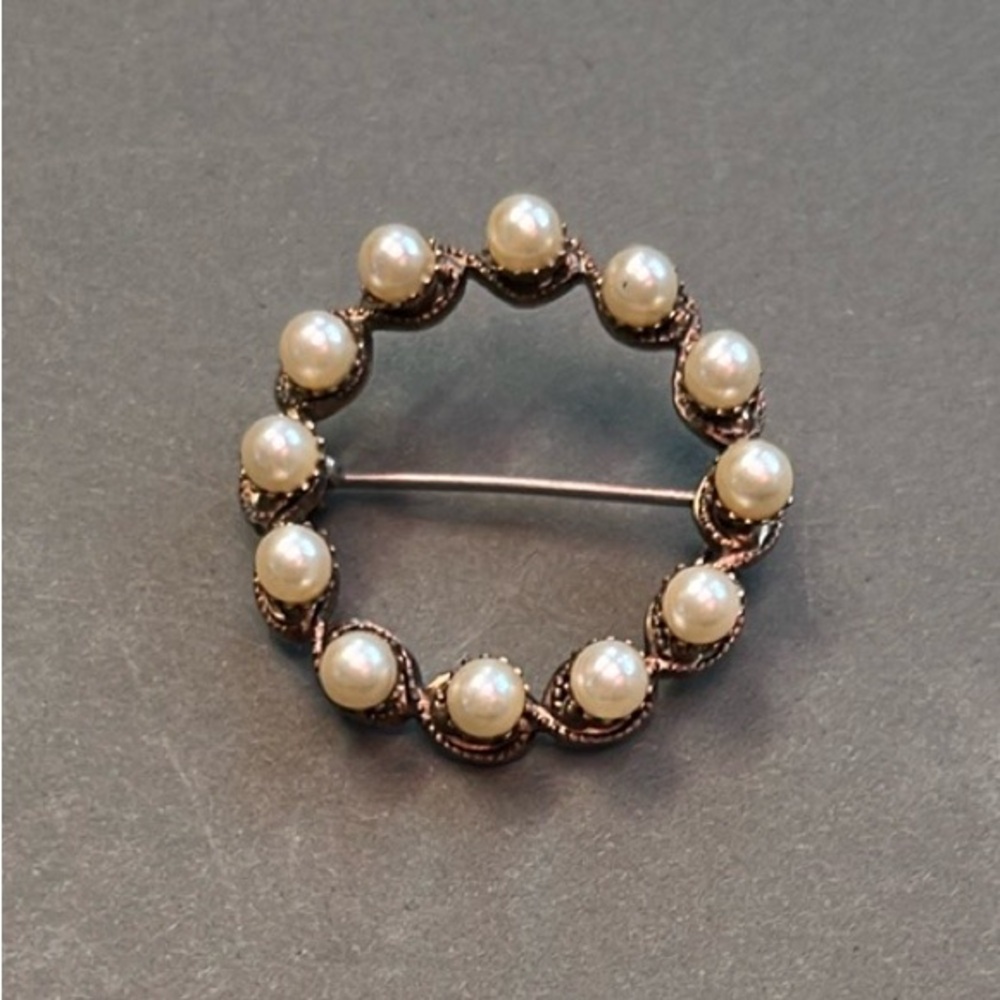 Elegant Vintage Pearl Circle Brooch